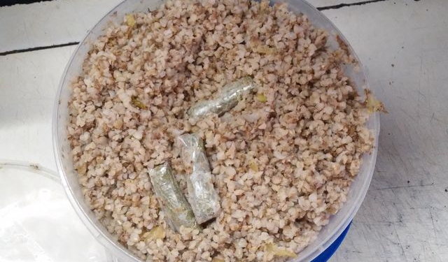 Не хлебом единым: в Николаевском СИЗО заключенному пытались передать зеленое вещество в гречневой каше