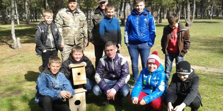 Николаевские школьники вместе с лесничим развесили скворечники в урочище Балабановка