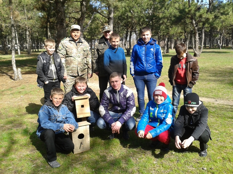 Николаевские школьники вместе с лесничим развесили скворечники в урочище Балабановка 3