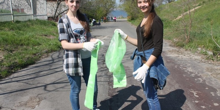 Николаев «посубботничал»: город не только чистили от мусора, но и придумали название скверу – у «Надежды» быть «Возрождению»