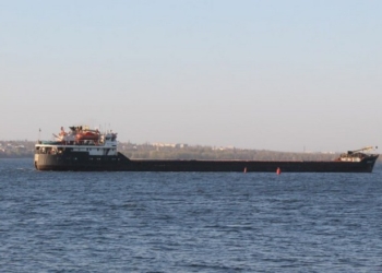 В Новой Каховке уже третьи сутки на мели сидит сухогруз с портом приписки г.Николаев