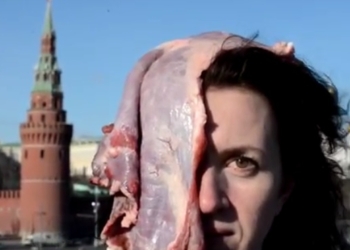 Украинская художница протестовала под Кремлем с куском сырого мяса на голове