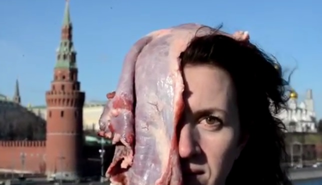 Украинская художница протестовала под Кремлем с куском сырого мяса на голове 1