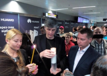 Благодатный огонь прибыл в Украину. И его уже везут в Николаевскую область