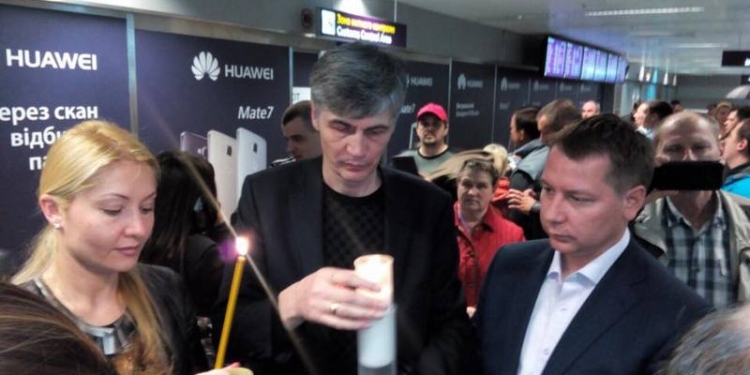 Благодатный огонь прибыл в Украину. И его уже везут в Николаевскую область