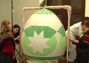 В Полтаве к Пасхе рисуют писанку-гиганта