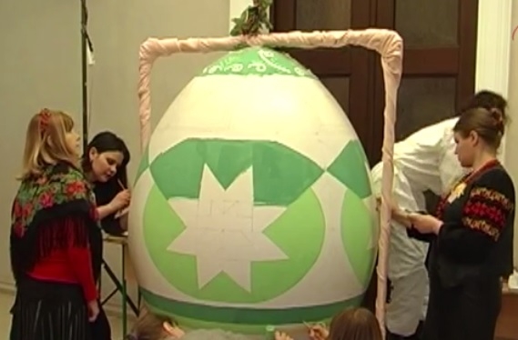 В Полтаве к Пасхе рисуют писанку-гиганта