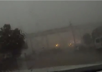 В США шквальный ветер сдул с моста поезд