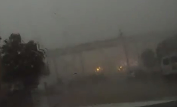 В США шквальный ветер сдул с моста поезд