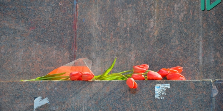 Место притяжения: к постаменту на площади Ленина в Николаеве даже без памятника вождю пролетариата несут цветы