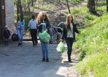 Николаев «посубботничал»: город не только чистили от мусора, но и придумали название скверу – у «Надежды» быть «Возрождению»