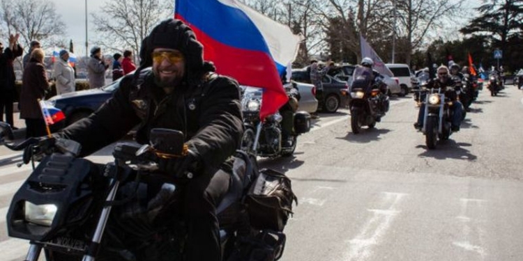 «Ночных волков» в Минске ждал танк с бело-красно-белым и желто-голубым флагами и потретом Жизневского