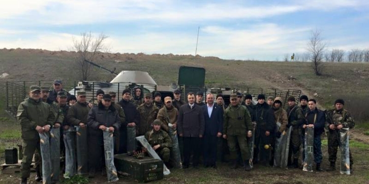 Походный быт бойцов Нацгвардии станет уютнее: николаевские нардепы подарили гвардейцам раскладушки