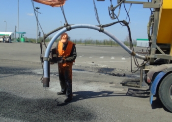 Дорогу М-14 в Николаевской области начали ремонтировать струйным методом