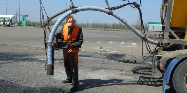 Дорогу М-14 в Николаевской области начали ремонтировать струйным методом