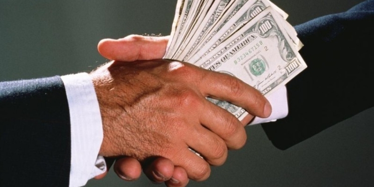 На Николаевщине депутата Снигиревского горсовета оштрафовали за коррупцию