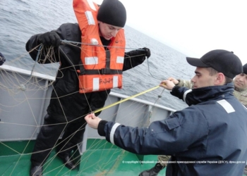 Из Черного моря пограничники достали более 8 км сетей турецких браконьеров, которых ранее задержал КМО «Николаев»