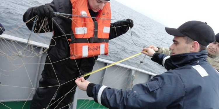 Из Черного моря пограничники достали более 8 км сетей турецких браконьеров, которых ранее задержал КМО «Николаев»