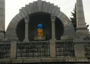 В  Челябинске неизвестные раскрасили голову Ленина под цвета украинского флага