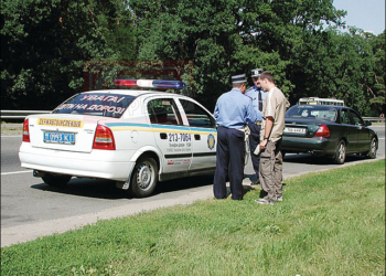 СБУ разоблачила гаишника и милиционера, которые “улаживали” дела с штрафстоянкой за 10 тысяч