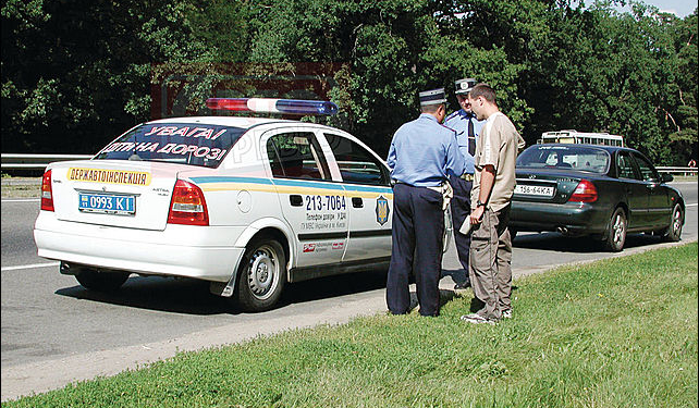 СБУ разоблачила гаишника и милиционера, которые “улаживали” дела с штрафстоянкой за 10 тысяч