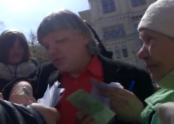 Журналист зафиксировал, как “шахтерам” после митинга раздавали деньги