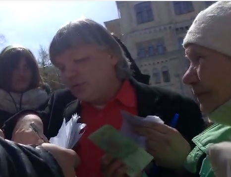 Журналист зафиксировал, как “шахтерам” после митинга раздавали деньги