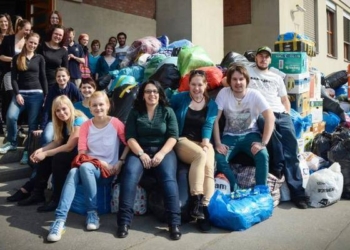 Студенты из Чехии передали гуманитарную помощь для переселенцев на Николаевщину