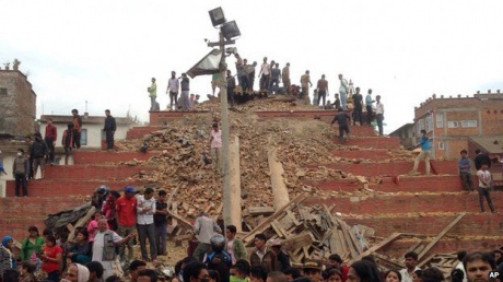 В результате землетрясения в Непале погибли уже более 2400 человек, около 6 тысяч человек ранены 1