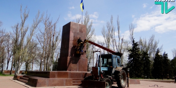 В Николаеве шпателем “отодрали” флаг Украины от постамента на площади Ленина