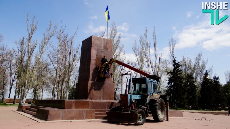 В Николаеве шпателем "отодрали" флаг Украины от постамента на площади Ленина 6