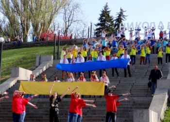 Сегодня в Николаеве на БАМе пели за здоровый образ жизни и синхронно «заряжались»