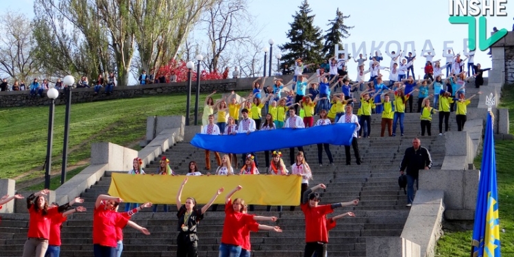 Сегодня в Николаеве на БАМе пели за здоровый образ жизни и синхронно «заряжались»