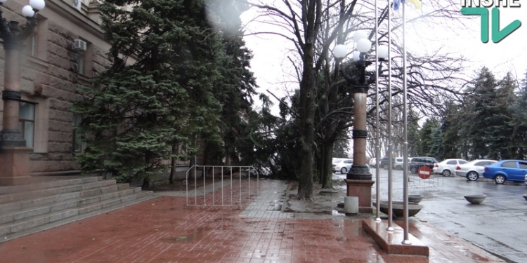 У Николаевского горисполкома упала 8-ми метровая ель