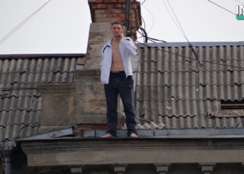 Хорошо, что передумал: в Николаеве парень из-за несчастной любви пытался прыгнуть с крыши дома