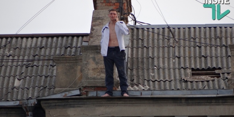 Хорошо, что передумал: в Николаеве парень из-за несчастной любви пытался прыгнуть с крыши дома