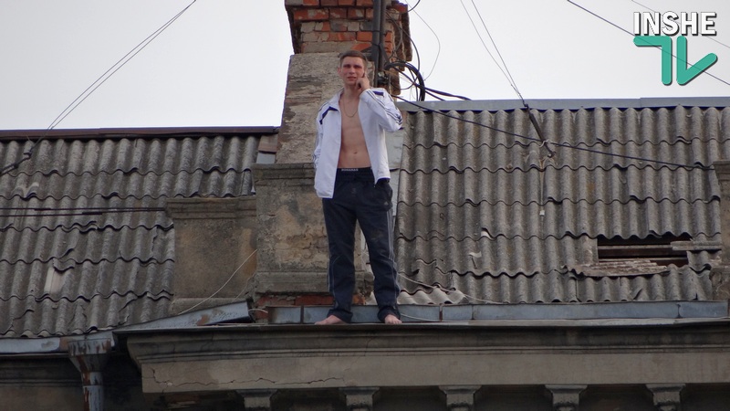Хорошо, что передумал: в Николаеве парень из-за несчастной любви пытался прыгнуть с крыши дома 12