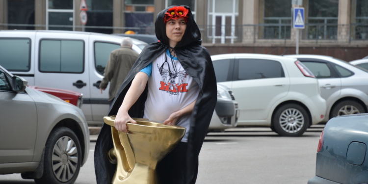 Охрана Николаевского горисполкома не дала подарить Юрию Гранатурову золотой унитаз