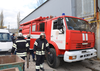 В Николаеве горел цех по изготовлению памятников и ритуальных венков