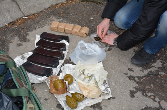 В Николаеве на ул.Декабристов задержали гражданина с гранатами и магазинами для автомата Калашникова