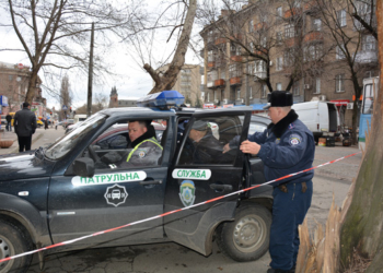 В Николаеве на ул.Декабристов задержали гражданина с гранатами и магазинами для автомата Калашникова