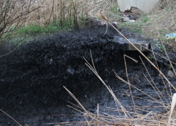 В несанкционированном сбросе стоков «Николаевводоканал» винит «металлистов», которые пытались украсть запорную арматуру на коллекторе