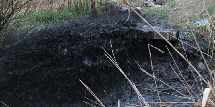 В несанкционированном сбросе стоков «Николаевводоканал» винит «металлистов», которые пытались украсть запорную арматуру на коллекторе