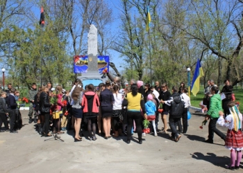 В с.Мостовое Доманевского района вместо “павшего” памятника Ленину поставили памятник защитникам Соборности Украины
