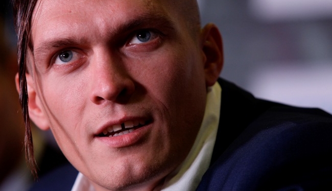 Порошенко поздравил Усика с защитой чемпионского пояса