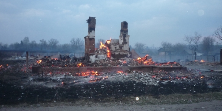 В Черниговской области мужчина жег сухую траву – пострадало 16 зданий