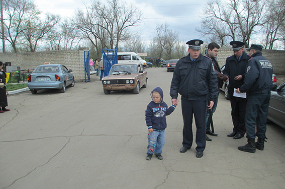 В поминальное воскресенье отец потерял малыша на кладбище