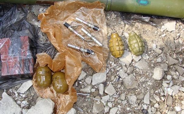 На Луганщине рядом с химзаводом СБУ обнаружила хранилище с взрывчаткой и оружием