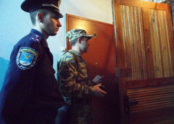 В Николаеве участковые помогают вручать повестки