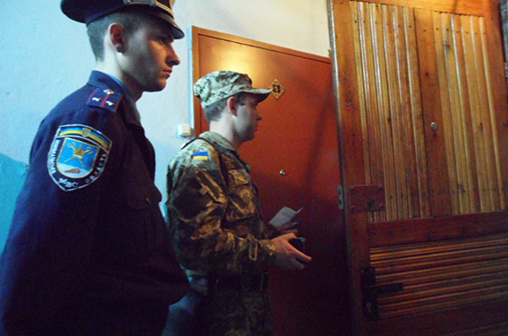 В Николаеве участковые помогают вручать повестки